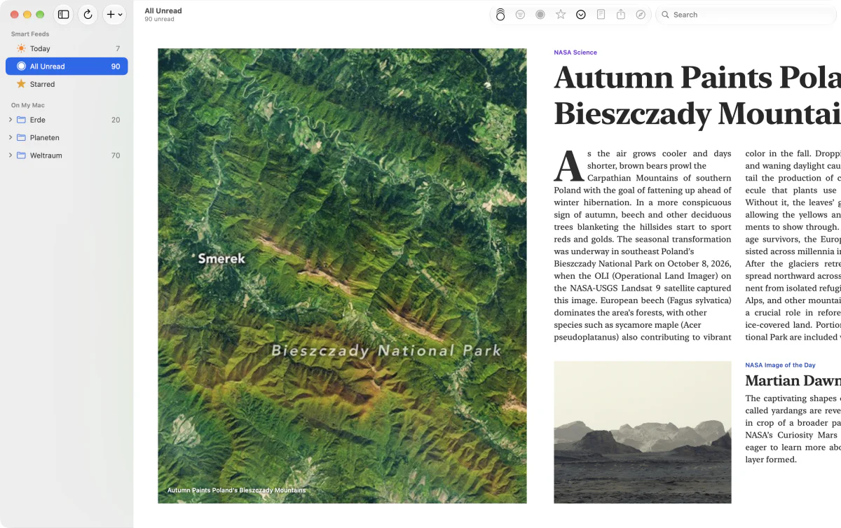 Eine Bildseite mit randlosem Satellitenbild und der zugehörigen Geschichte daneben